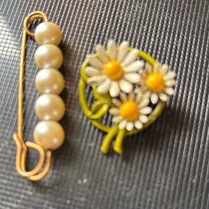 2 vintage brooches